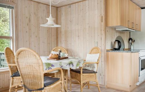 Kitchen, 3 Bedroom Beautiful Home In Ringkøbing in Ringkobing