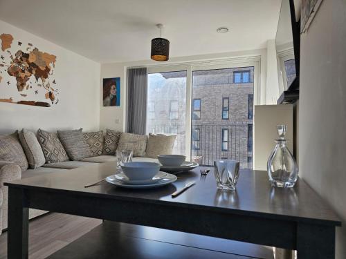 Luxury 1-Bed Apartment with balcony & Free parking