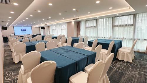 Holiday Inn Express Qingdao City Center, an IHG Hotel