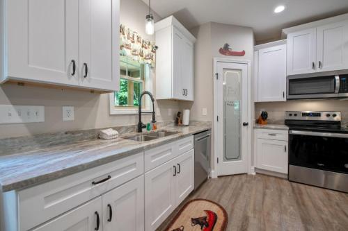 Tumbling Waterfalls Retreat - Pet-friendly homey and modern in Ellijay, USA