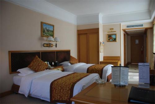 Executive Twin Room with City View room in Qingdao Oceanwide Elite Hotel