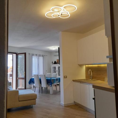 Konyha, La Fortezza casa vacanze & appartament in Lu Bagnu