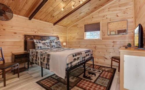 Deja View Take in tranquil wooded views and soak in the hot tub