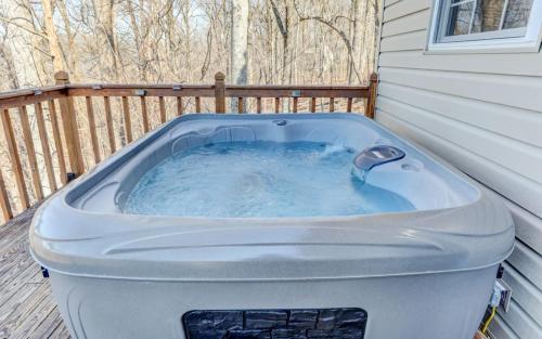 Deja View Take in tranquil wooded views and soak in the hot tub