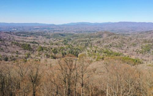 Deja View Take in tranquil wooded views and soak in the hot tub