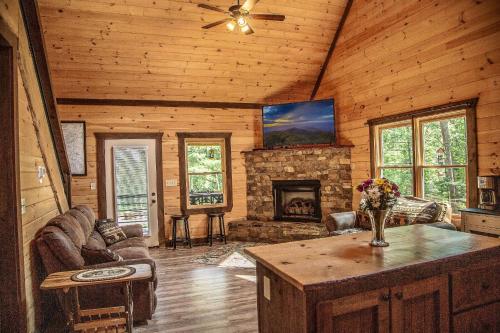 Adore the Smores Rustic mountain charm outdoor spaces and a cozy hot tub in Blue Ridge, USA