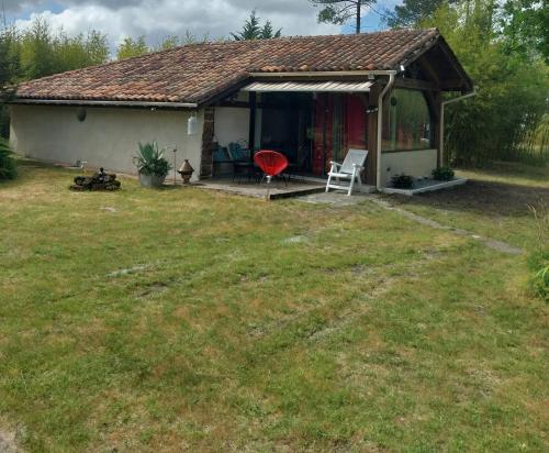 Maison confort,terrasse en bois , 2 chambres, sur un parc de 4000m2 arboré et clos - Location saisonnière - Pissos