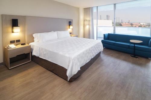 Club Queen Room With Lounge Access room in Holiday Inn Monterrey-Parque Fundidora By IHG