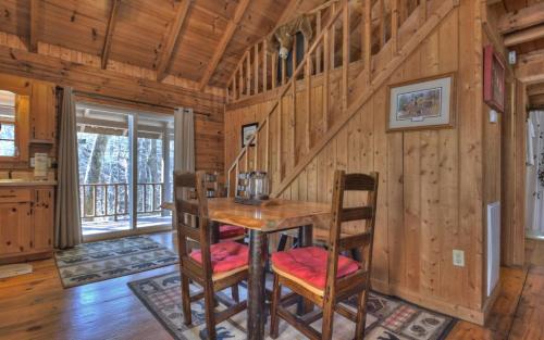 Cozy Creek Cabin Creekside comfort with a firepit and more in Ellijay, USA