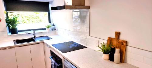 ห้องครัว, City Fringe Apartment with garage in เคลเบิร์น