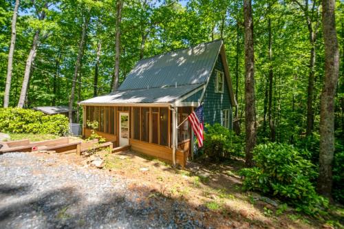 Little Bear Cabin - Gather round the firepit soak in the hot tub in Kiker, USA