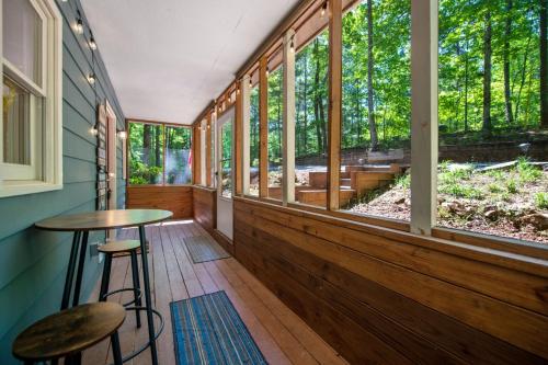 Little Bear Cabin - Gather round the firepit soak in the hot tub in Kiker, USA