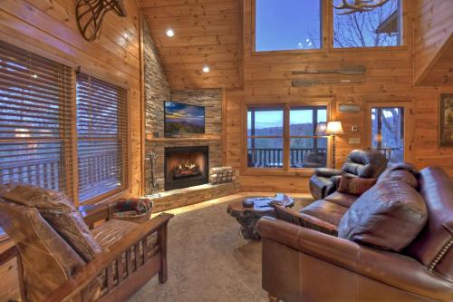 Bar 5 Cabin Beautiful views soothing hot tub outdoor living and more