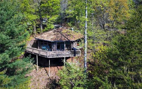 Chalet 141 - Peaceful wooded views cozy interiors plus wifi in Marblehill, USA