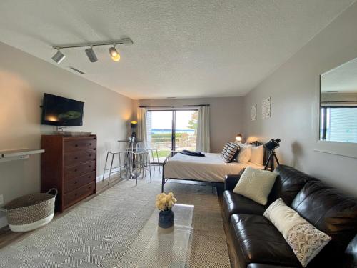 Cozy Contemporary Lake View Studio at The Shores in Traverse City, USA
