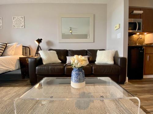 Cozy Contemporary Lake View Studio at The Shores in Traverse City, USA