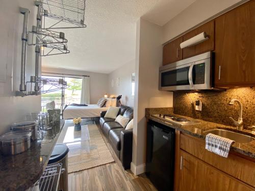 Cozy Contemporary Lake View Studio at The Shores in Traverse City, USA