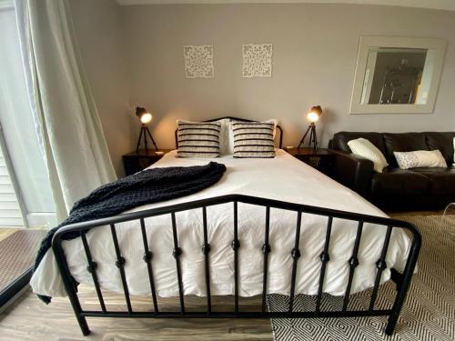 Cozy Contemporary Lake View Studio at The Shores in Traverse City, USA