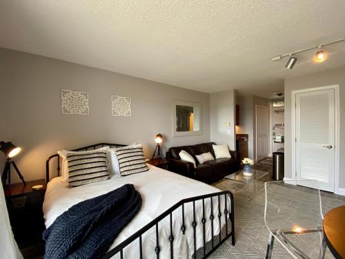 Cozy Contemporary Lake View Studio at The Shores in Traverse City, USA