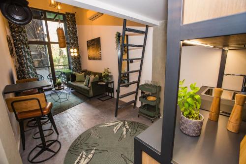 UrbanJungle - Your trendy loft in central Budapest - Tap to explore photos