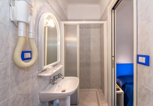 Single Room image 3