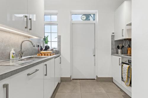 Mayfair Haven Stylish 2 Bed Apartment in Central London - main image