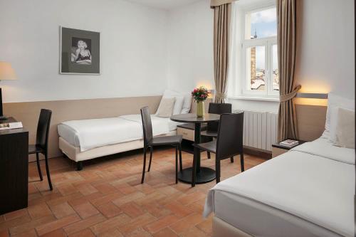 Triple Room image 5