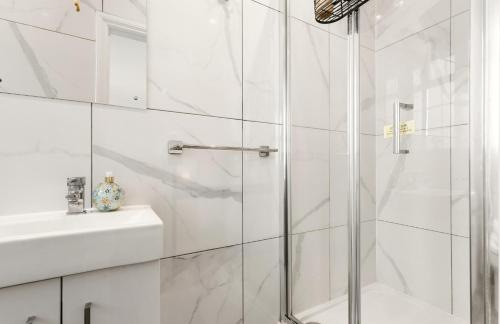 Mayfair Haven Stylish 2 Bed Apartment in Central London - image 2
