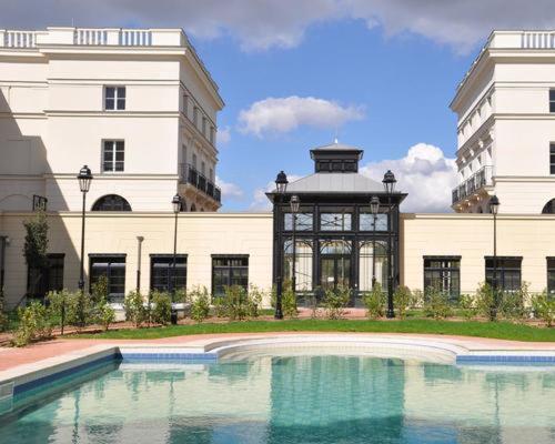 Disneyland Deluxe flat, outside pool, Climatisation, 1 min to Disney Parks