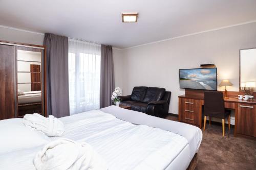 Superior Suite with Balcony image 9