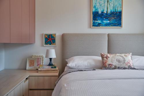 One-Bedroom Apartment with Balcony and Sea View image 4