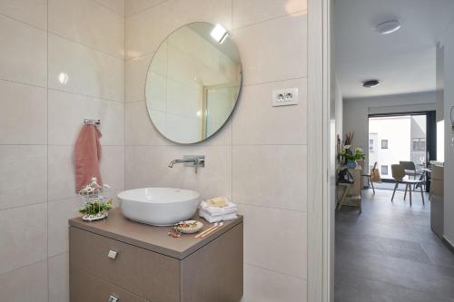 One-Bedroom Apartment with Balcony and Sea View image 3
