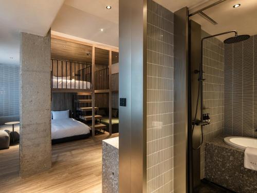 room detail thumbnail 2