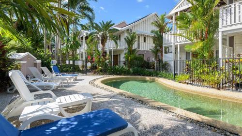 Craven Cottage at Full Moon Terraces - Tropical Queenslander Townhouse - image 4