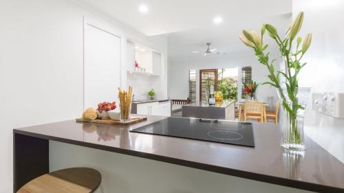 Craven Cottage at Full Moon Terraces - Tropical Queenslander Townhouse - image 3