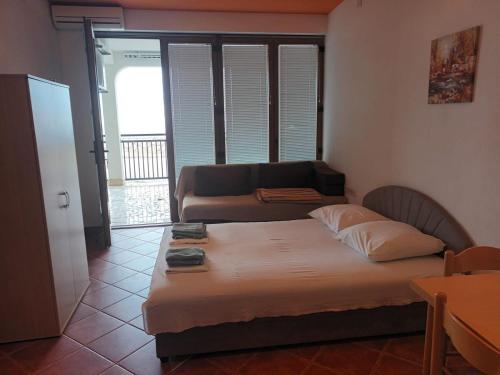 One-Bedroom Apartment image 9