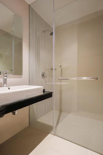 Deluxe Double or Twin Room image 10