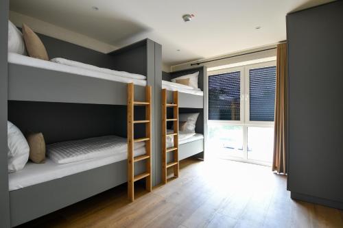 1 double bed, 2 bunk beds