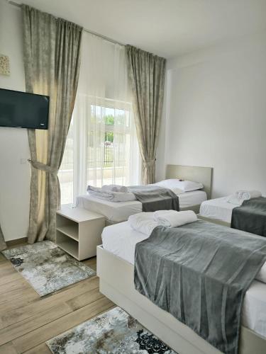 2 twin beds