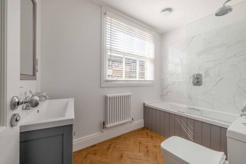 Stay In Style With Castle Views, Prime Spot Windsor, Windsor (zdjęcie 9)