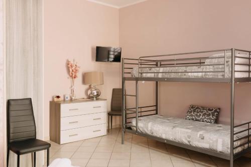 1 queen bed, 2 bunk beds