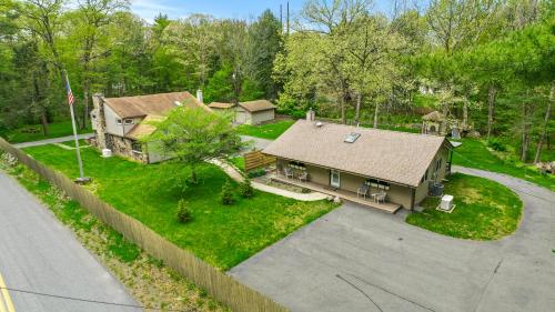 2 Houses, 22+Guests, 2 Hot Tubs, Renovated, Events Welcome! in Hawley, Vereinigte Staaten von Amerika