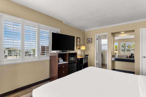 Standard Room, 1 King Bed, Non Smoking image 2