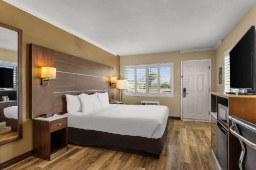 Standard Room, 1 King Bed, Non Smoking image 3