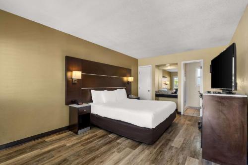 Standard Room, 1 King Bed and 1 Double Bed, Non Smoking    room in Comfort Inn San Diego Airport At The Harbor