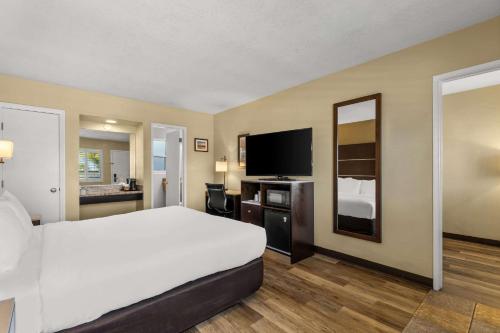 Standard Room, 1 King Bed and 1 Double Bed, Non Smoking    image 2