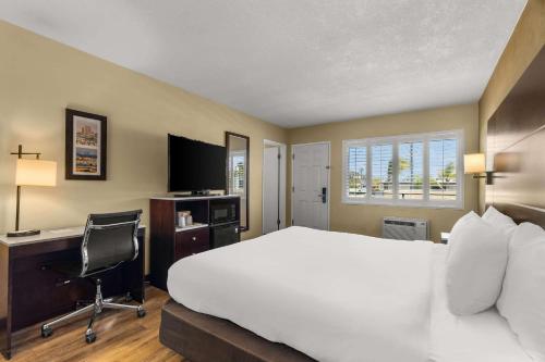 Standard Room, 1 King Bed and 1 Double Bed, Non Smoking    image 3