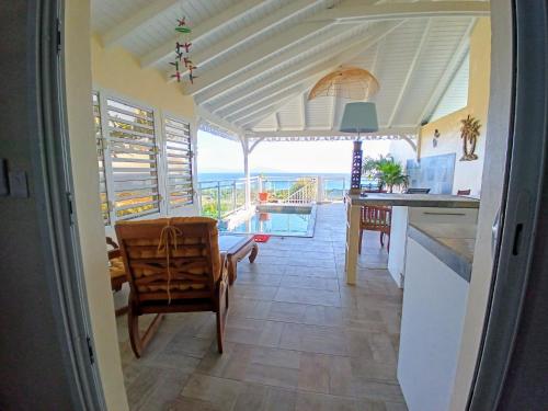 Aux Colibris Amoureux : loft de standing avec vue mer in Grand-Bourg