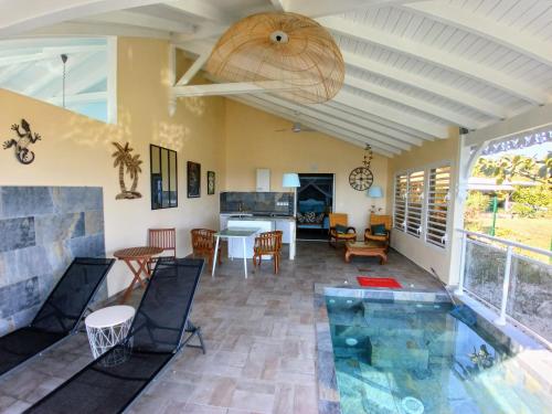 Aux Colibris Amoureux : loft de standing avec vue mer in Grand-Bourg