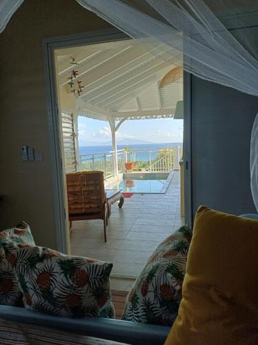 Aux Colibris Amoureux : loft de standing avec vue mer in Grand-Bourg